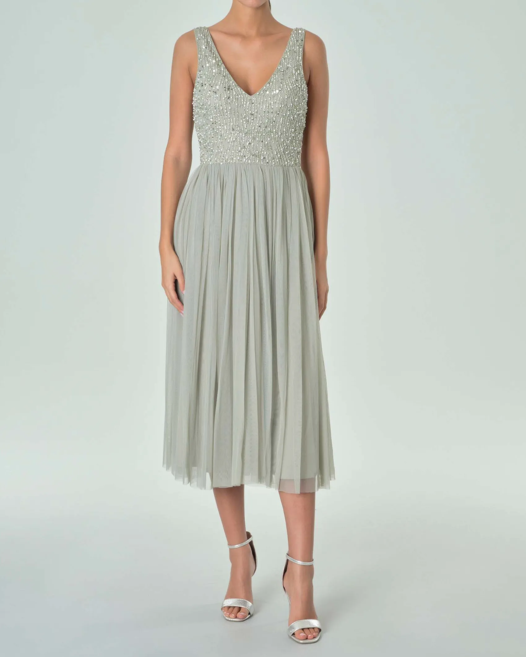 Abito midi smanicato verde salvia chiaro in tulle con corpetto ricamato in paillettes e perline tono su tono