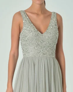 Abito midi smanicato verde salvia chiaro in tulle con corpetto ricamato in paillettes e perline tono su tono