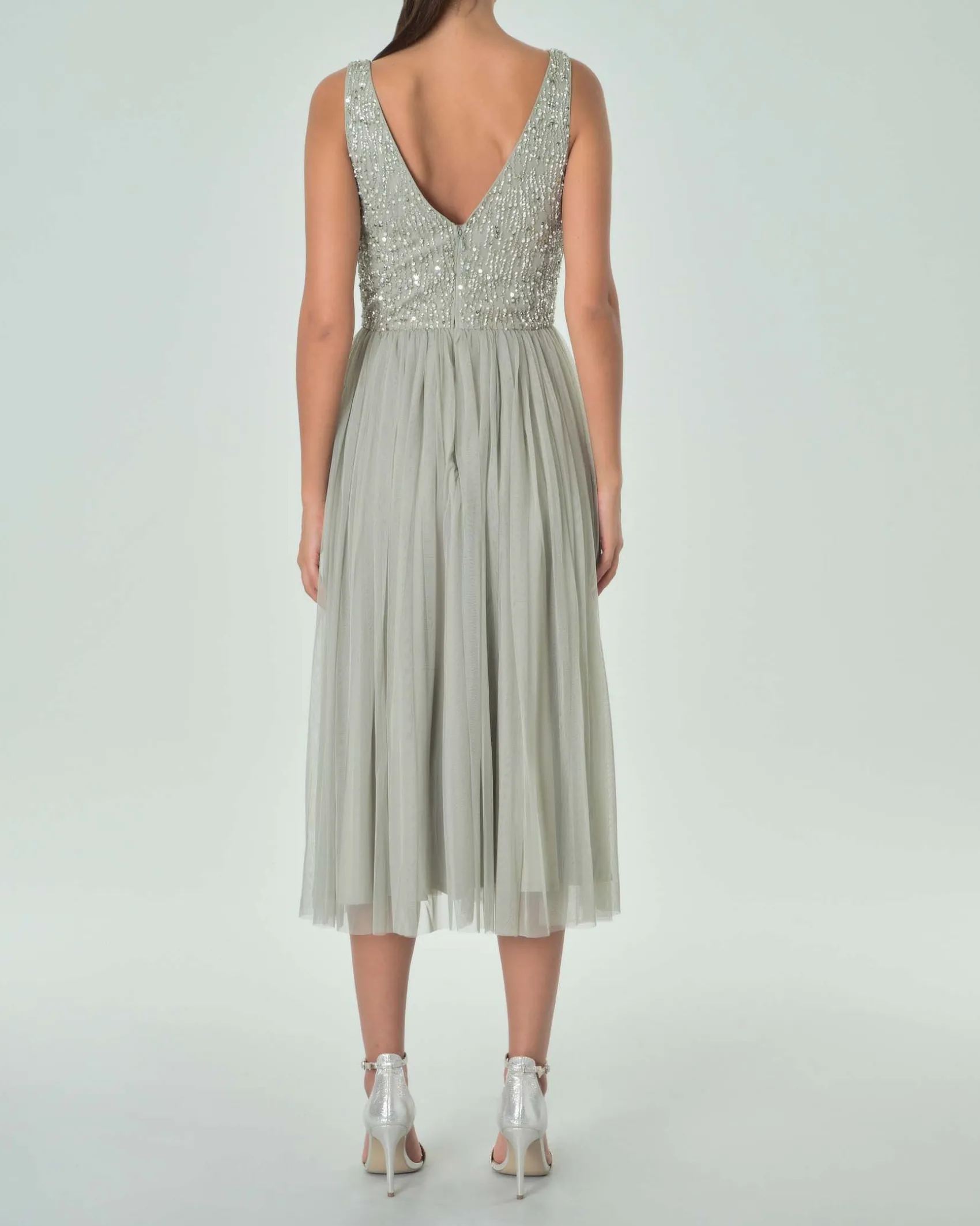 Abito midi smanicato verde salvia chiaro in tulle con corpetto ricamato in paillettes e perline tono su tono