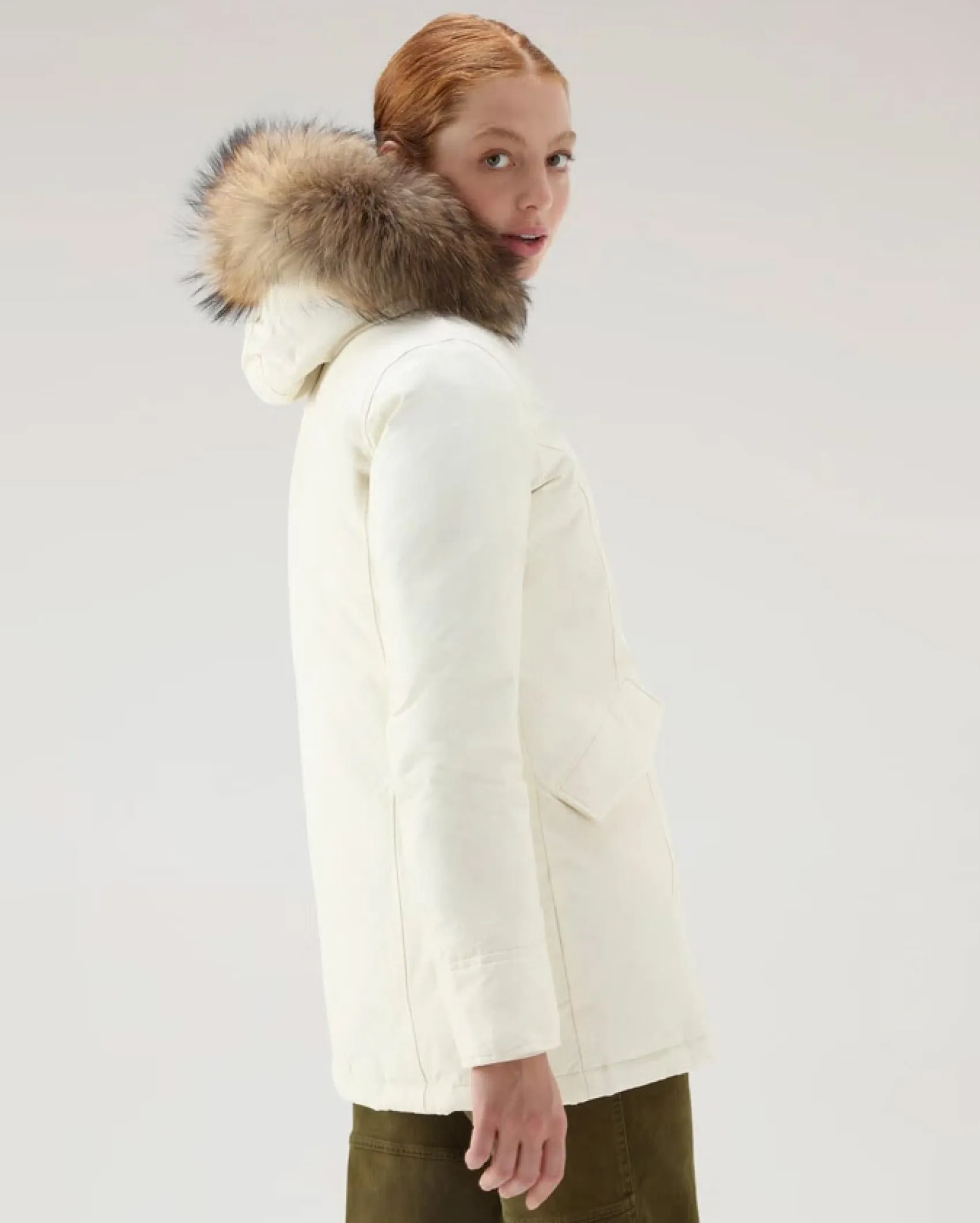 Arctic Parka slim fit color avorio imbottito in piuma naturale con bordatura in pelliccia