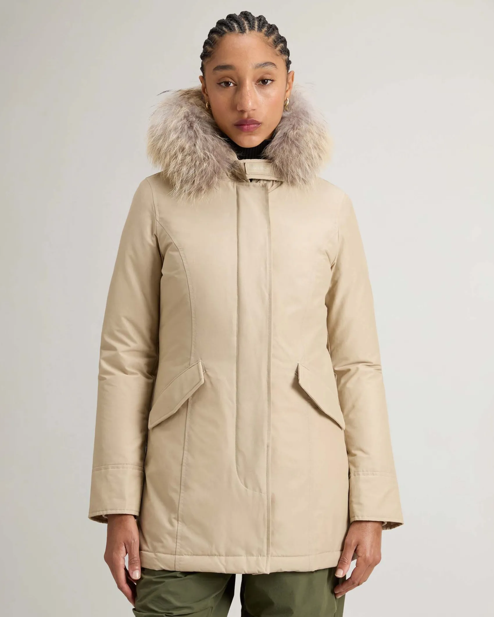 Arctic Parka slim fit color sabbia imbottito in piuma naturale con bordatura in pelliccia