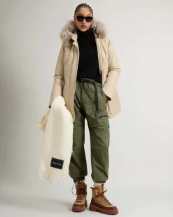 Arctic Parka slim fit color sabbia imbottito in piuma naturale con bordatura in pelliccia