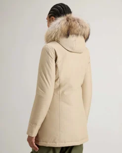 Arctic Parka slim fit color sabbia imbottito in piuma naturale con bordatura in pelliccia