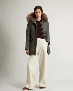 Arctic Parka Woolrich slim fit verde acqua imbottito in piuma naturale con bordatura in pelliccia