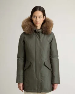 Arctic Parka Woolrich slim fit verde acqua imbottito in piuma naturale con bordatura in pelliccia