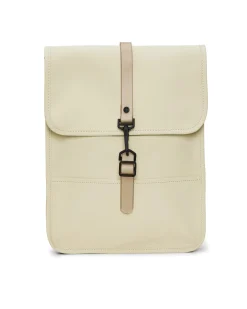 Backpack Micro beige chiaro dalla linea rettangolare con tasca frontale e chiusura a moschettone