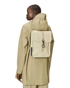 Backpack Micro beige chiaro dalla linea rettangolare con tasca frontale e chiusura a moschettone