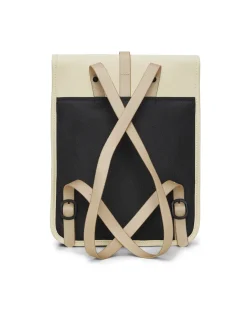 Backpack Micro beige chiaro dalla linea rettangolare con tasca frontale e chiusura a moschettone