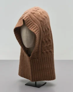 Balaclava color cammello in cashmere lavorato a trecce