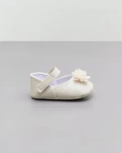 Ballerine in similpelle color panna con fiore in tulle applicato sul davanti e listino