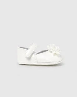 Ballerine in similpelle color avorio con fiore in tulle