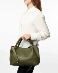 Bauletto verde muschio Visonà in pelle martellata con manico intrecciato