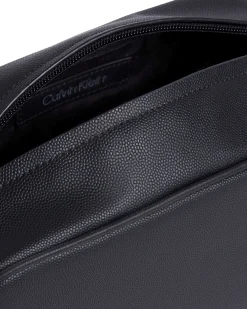 Beauty case Calvin Klein Jeans nero in similpelle martellata con logo in metallo