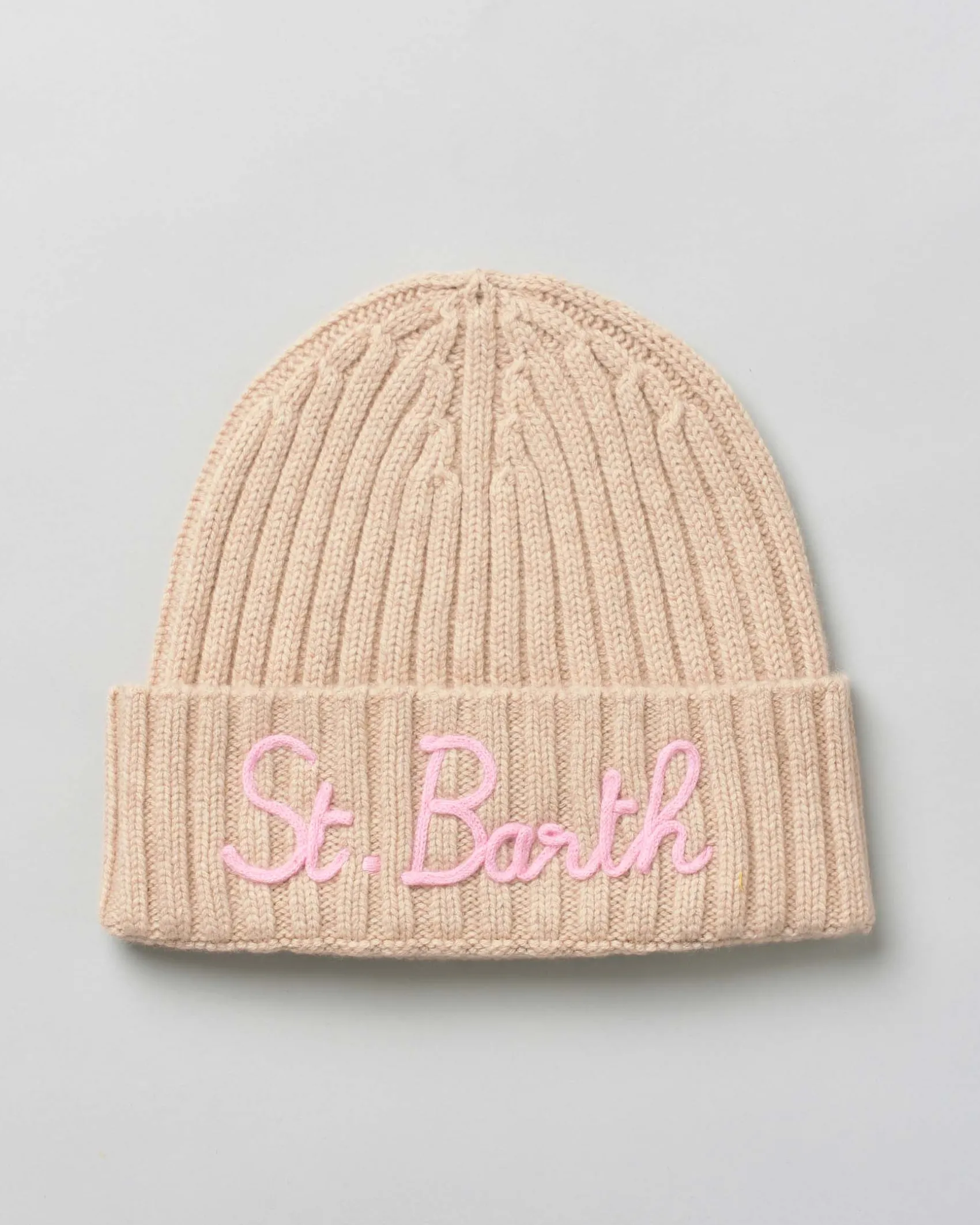 Berretto beige MC2 Saint Barth in lana e cashmere a coste con scritta logo rosa ricamata sul risvolto