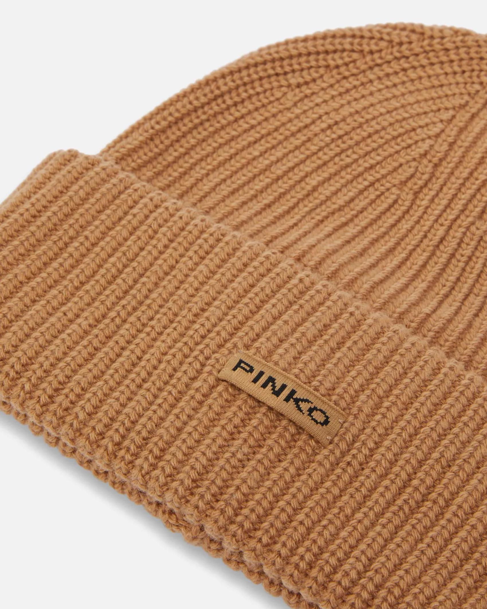 Berretto color cammello Pinko in misto viscosa a coste con etichetta logo cucita sul risvolto