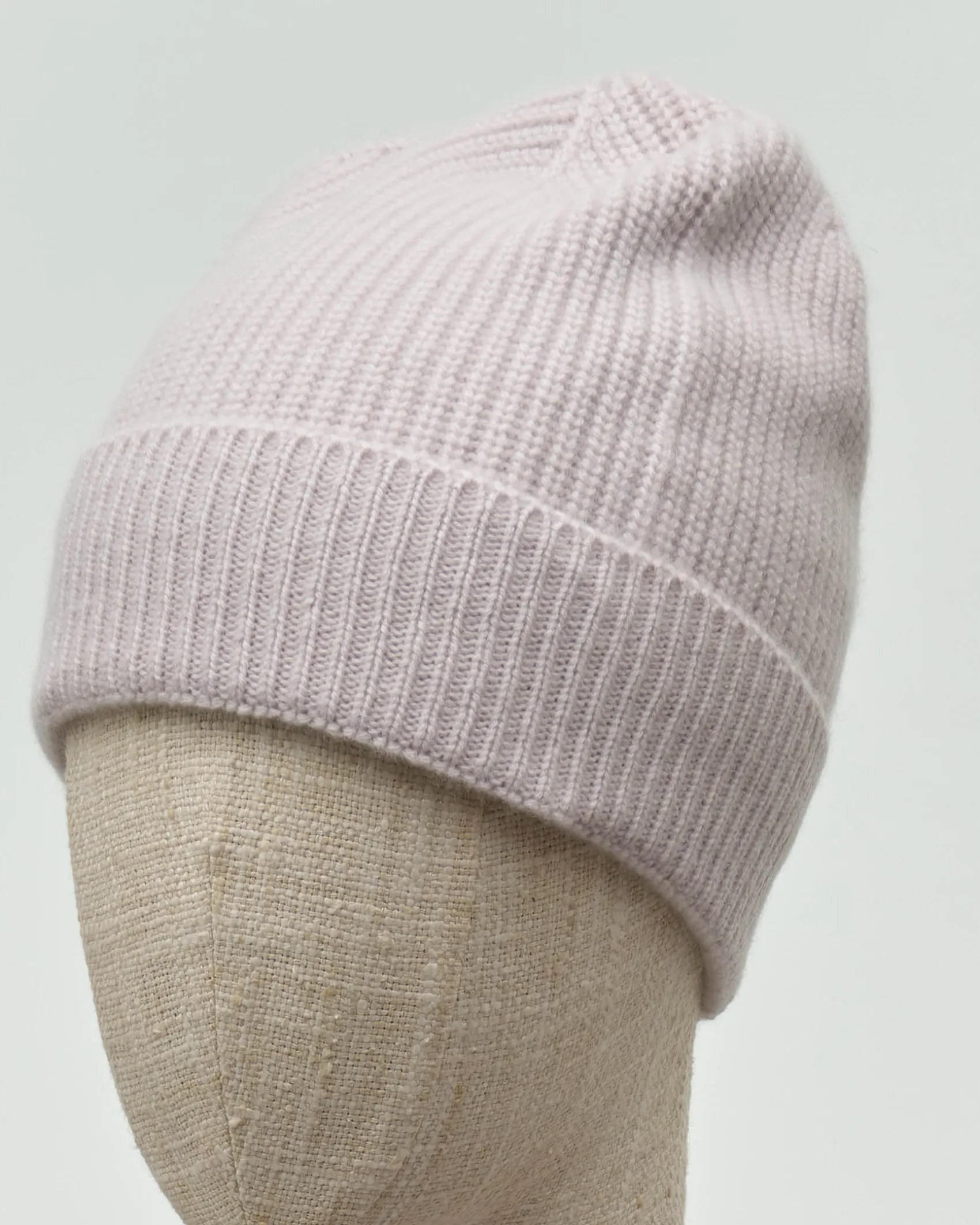 Berretto color gesso in puro cashmere lavorato a coste con risvolto