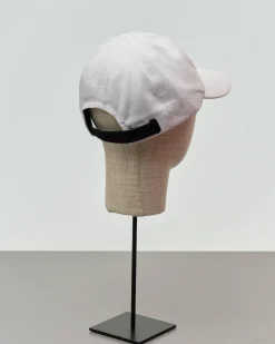 Berretto Fred Perry bianco in piquè di cotone con frontino e logo corona d'alloro ricamato