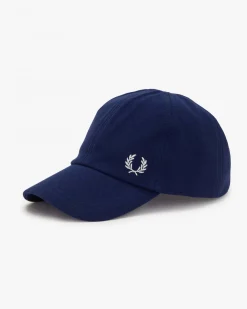 Berretto Fred Perry blu in piquè di cotone con frontino e logo corona d'alloro ricamato