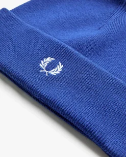 Berretto Fred Perry blu royal in misto lana e cotone con risvolto e corona d'alloro ricamata