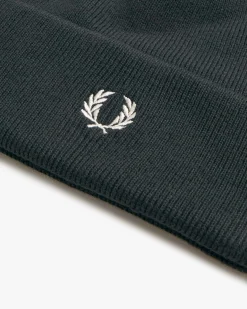 Berretto Fred Perry verde scuro in misto lana e cotone con risvolto e corona d'alloro ricamata