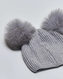 Berretto grigio in misto lana e cachemire con due pompon