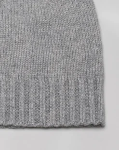 Berretto in cashmere grigio con bordatura lavorata a coste