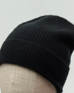 Berretto nero in puro cashmere lavorato a coste con risvolto