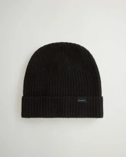 Berretto Woolrich nero a coste in lana merino con risvolto e logo
