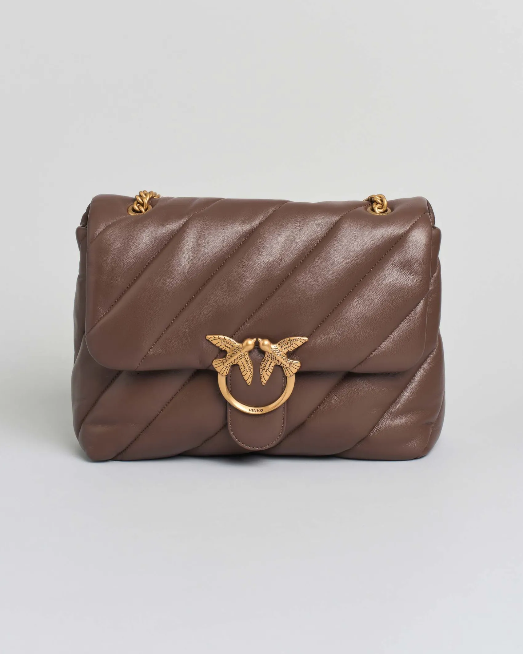 Big Love Bag Puff Maxi Quilt marrone con fibbia Love Birds e tracolla a catena dorata