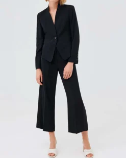 Blazer corto nero in crêpe envers satin a un bottone