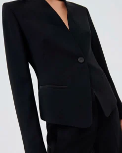 Blazer corto nero in crêpe envers satin a un bottone