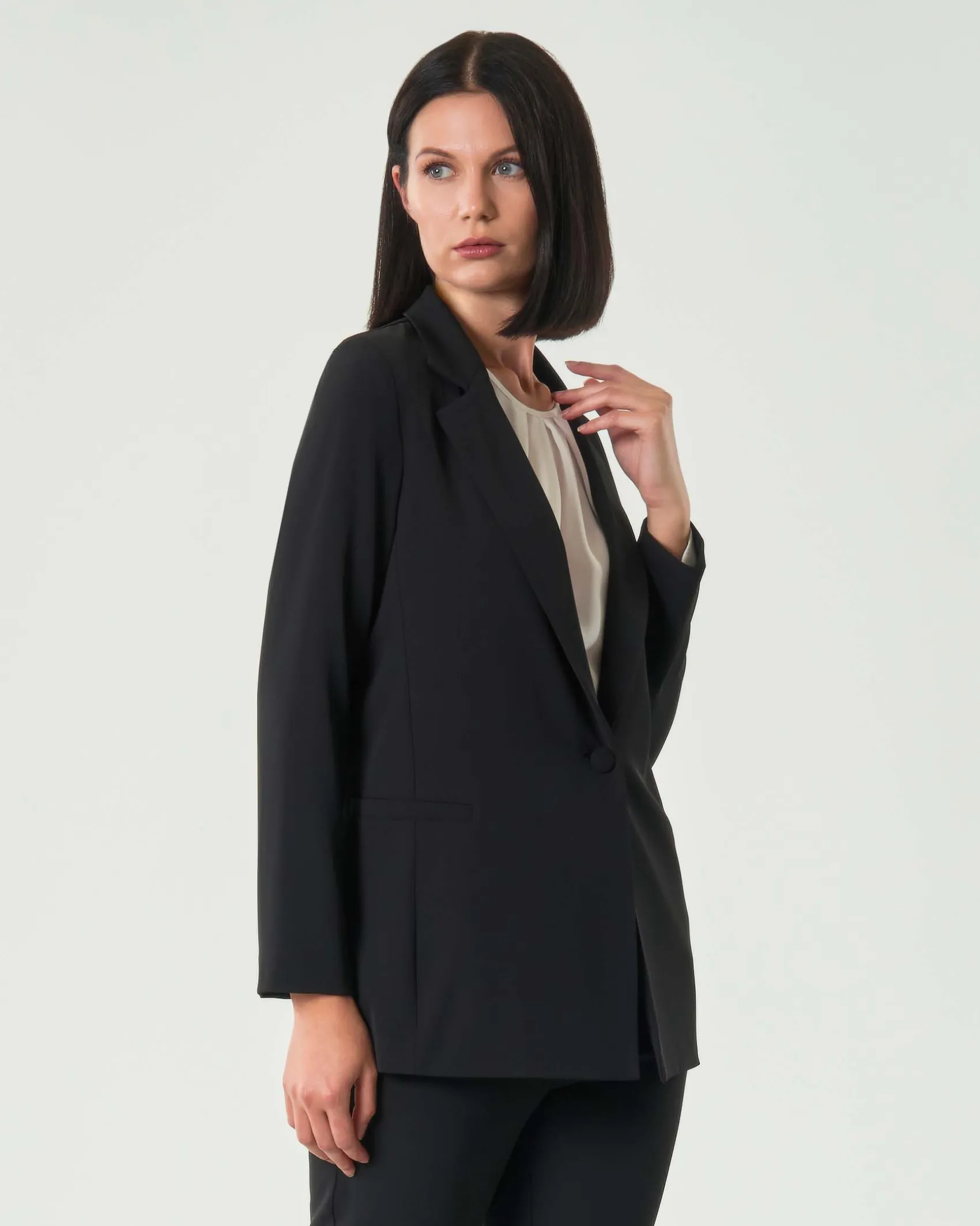 Blazer monopetto Hlo! nero in crêpe con maniche a tre quarti