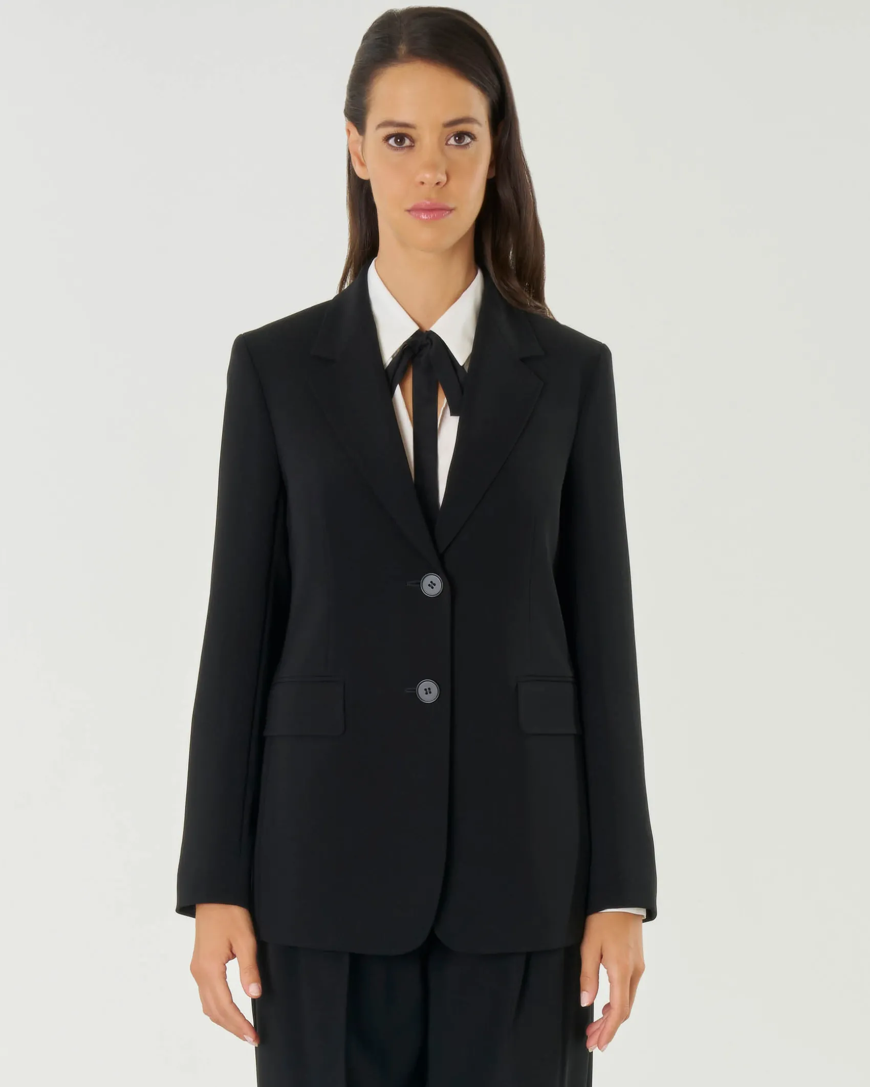Blazer nero a due bottoni in cady con scollo a rever e tasche con patta