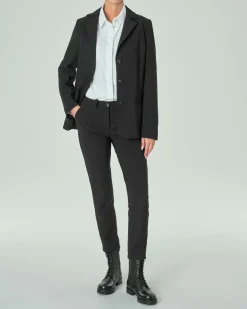 Blazer nero a tre bottoin in tessuto tecnico opaco con scollo a rever