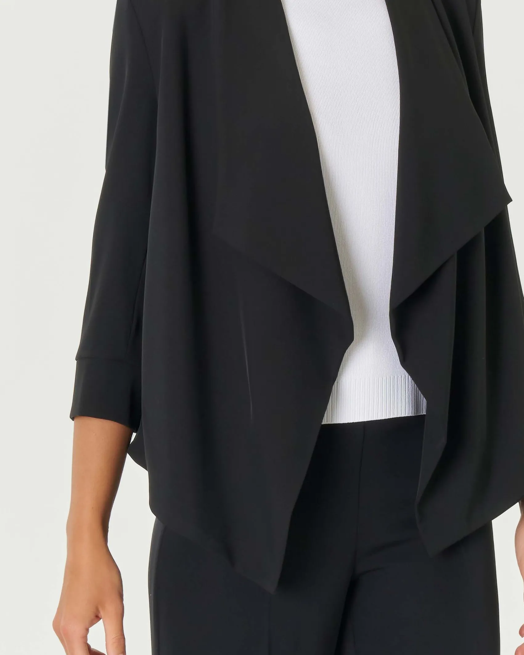 Blazer nero in crêpe con scollo sciallato e maniche tre quarti
