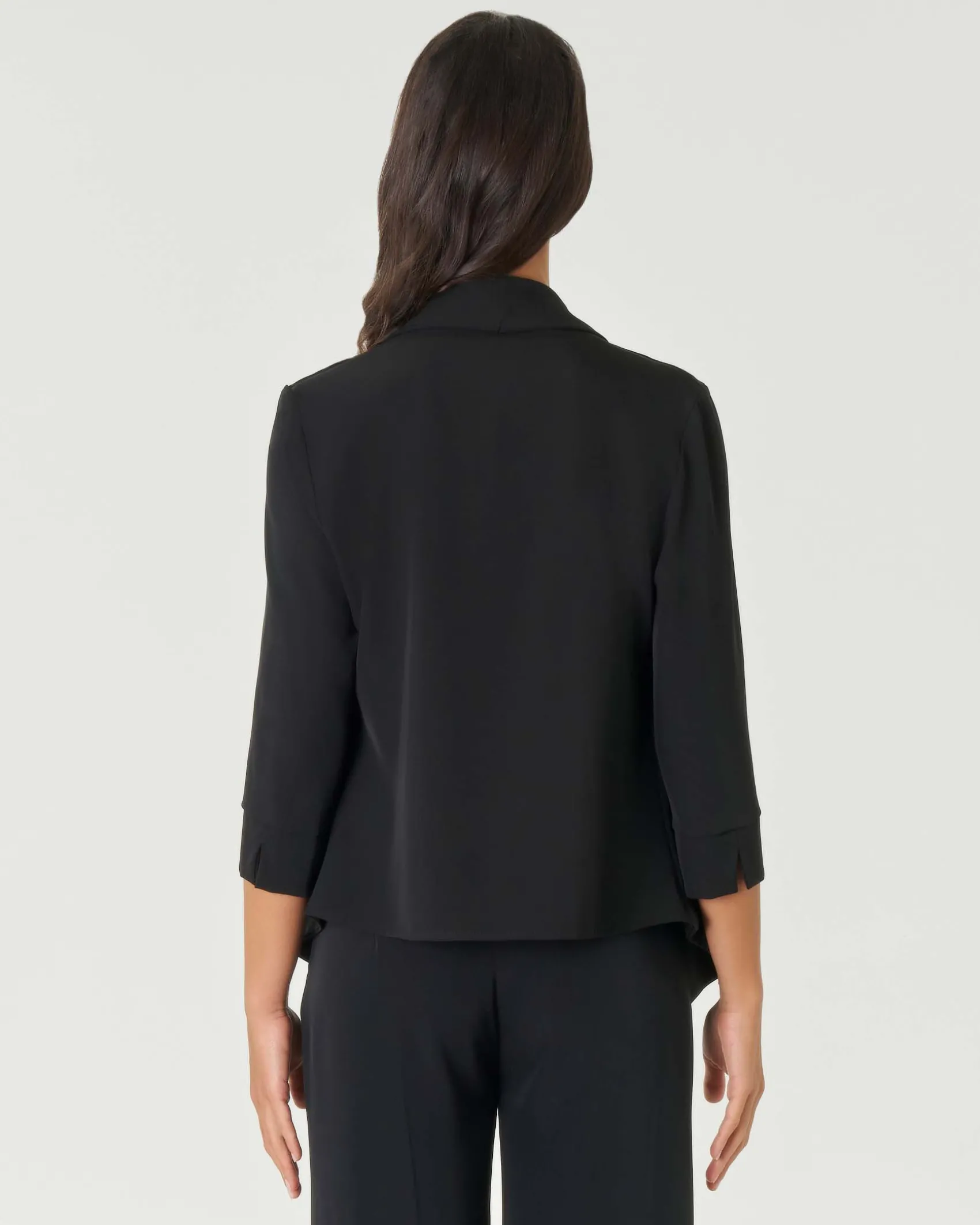 Blazer nero in crêpe con scollo sciallato e maniche tre quarti