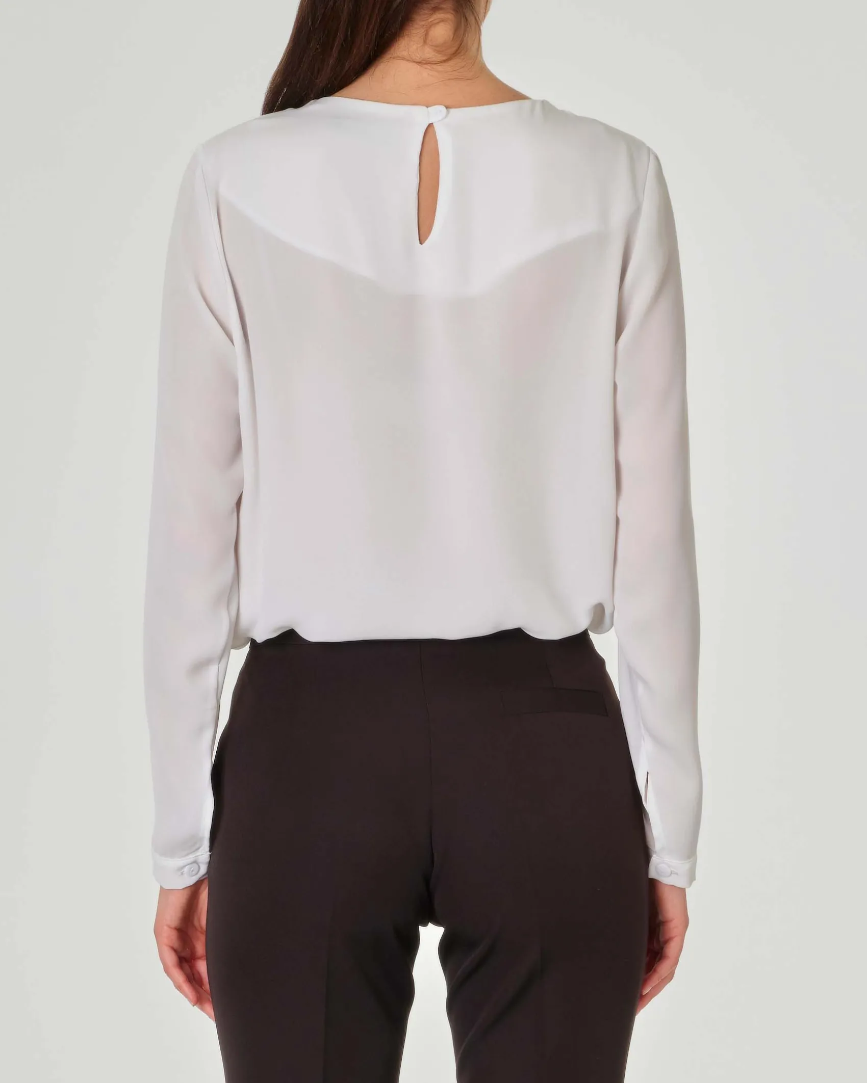 Blusa bianca con pinces sullo scollo tondo e maniche lunghe
