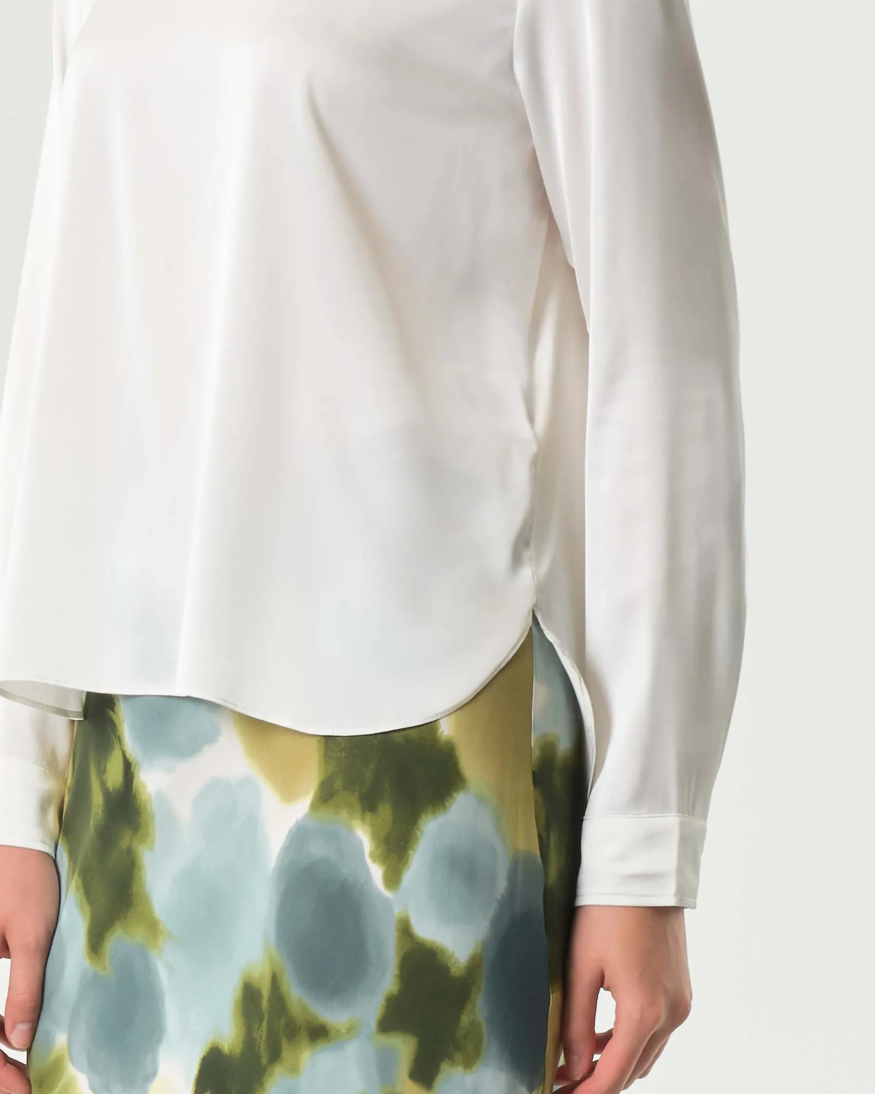 Blusa bianca Emme Marella in satin stretch con scollo ampio tondo