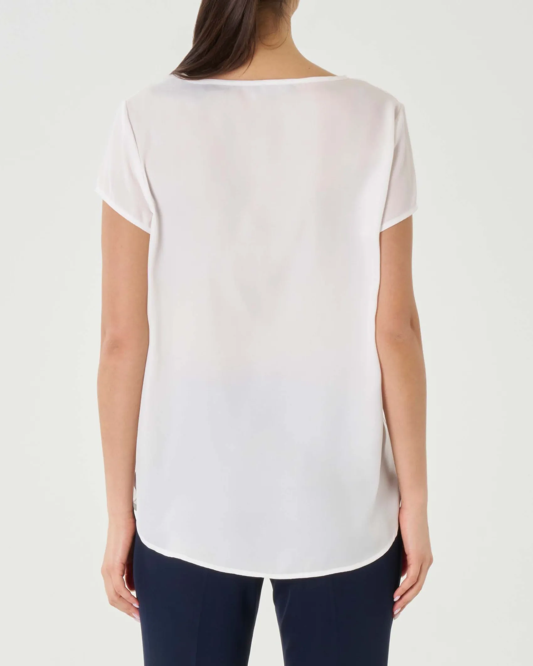 Blusa bianca girocollo a maniche corte con orlo stondato