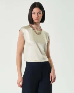 Blusa color avorio in tessuto effetto raso con maniche ad aletta
