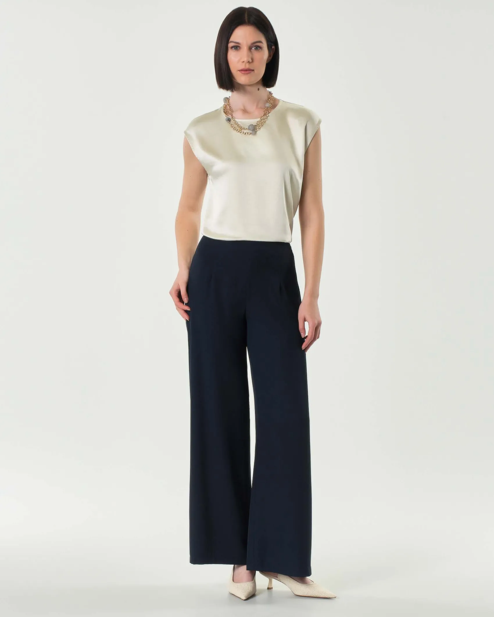Blusa color avorio in tessuto effetto raso con maniche ad aletta