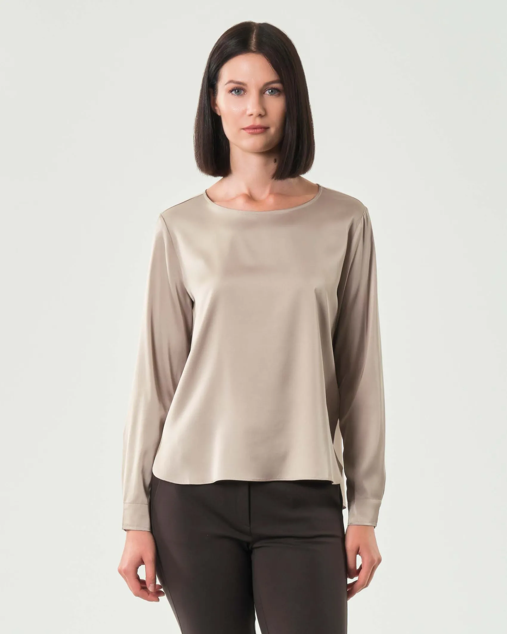 Blusa color taupe Emme Marella in satin stretch con scollo ampio tondo