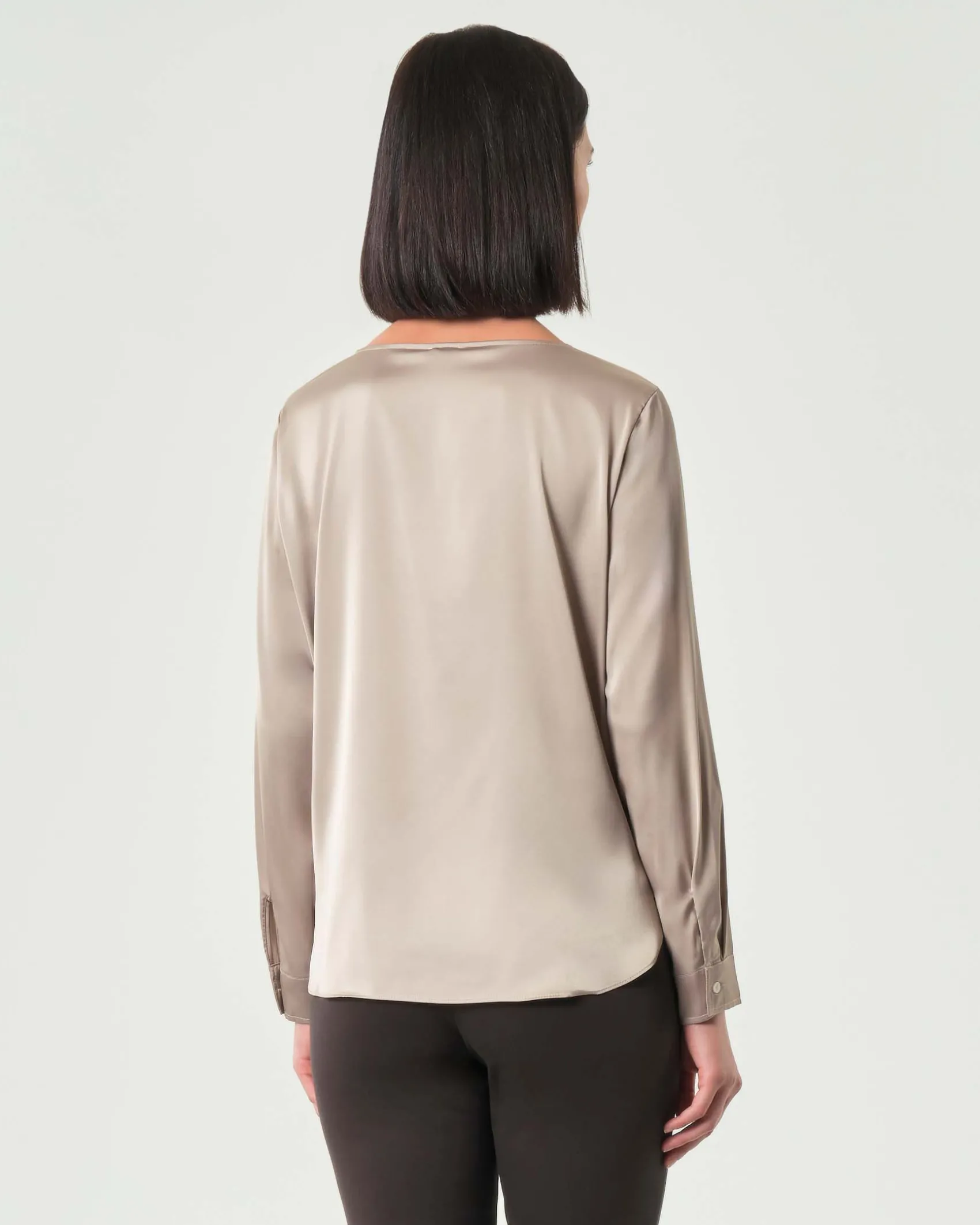 Blusa color taupe Emme Marella in satin stretch con scollo ampio tondo