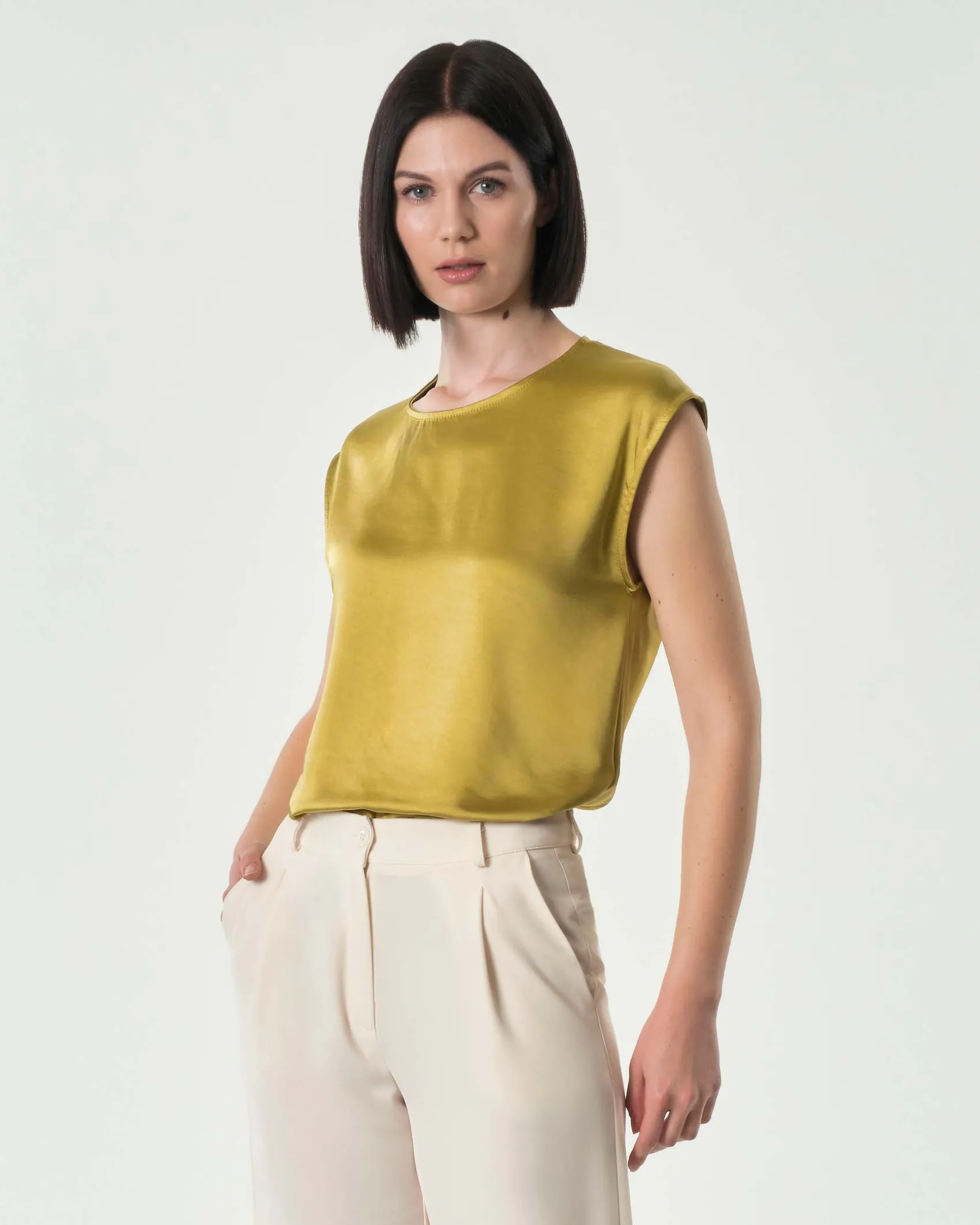 Blusa gialla in tessuto effetto raso con maniche ad aletta