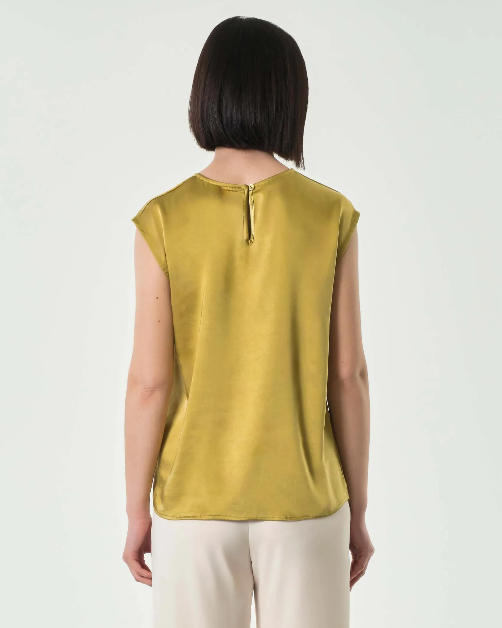 Blusa gialla in tessuto effetto raso con maniche ad aletta