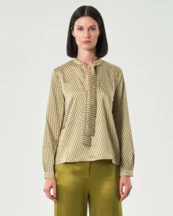 Blusa in twill verde oliva e avorio Emme Marella a fantasia chevron con fusciacca al collo