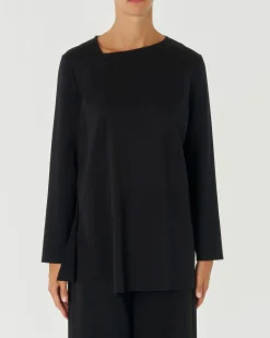 Blusa nera in tricotina di misto viscosa con scollo asimmetrico e motivo a taglio a vivo con spacchi laterali