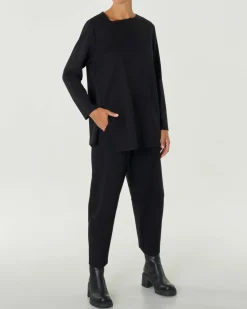 Blusa nera in tricotina di misto viscosa con scollo asimmetrico e motivo a taglio a vivo con spacchi laterali