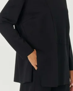 Blusa nera in tricotina di misto viscosa con scollo asimmetrico e motivo a taglio a vivo con spacchi laterali