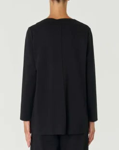 Blusa nera in tricotina di misto viscosa con scollo asimmetrico e motivo a taglio a vivo con spacchi laterali